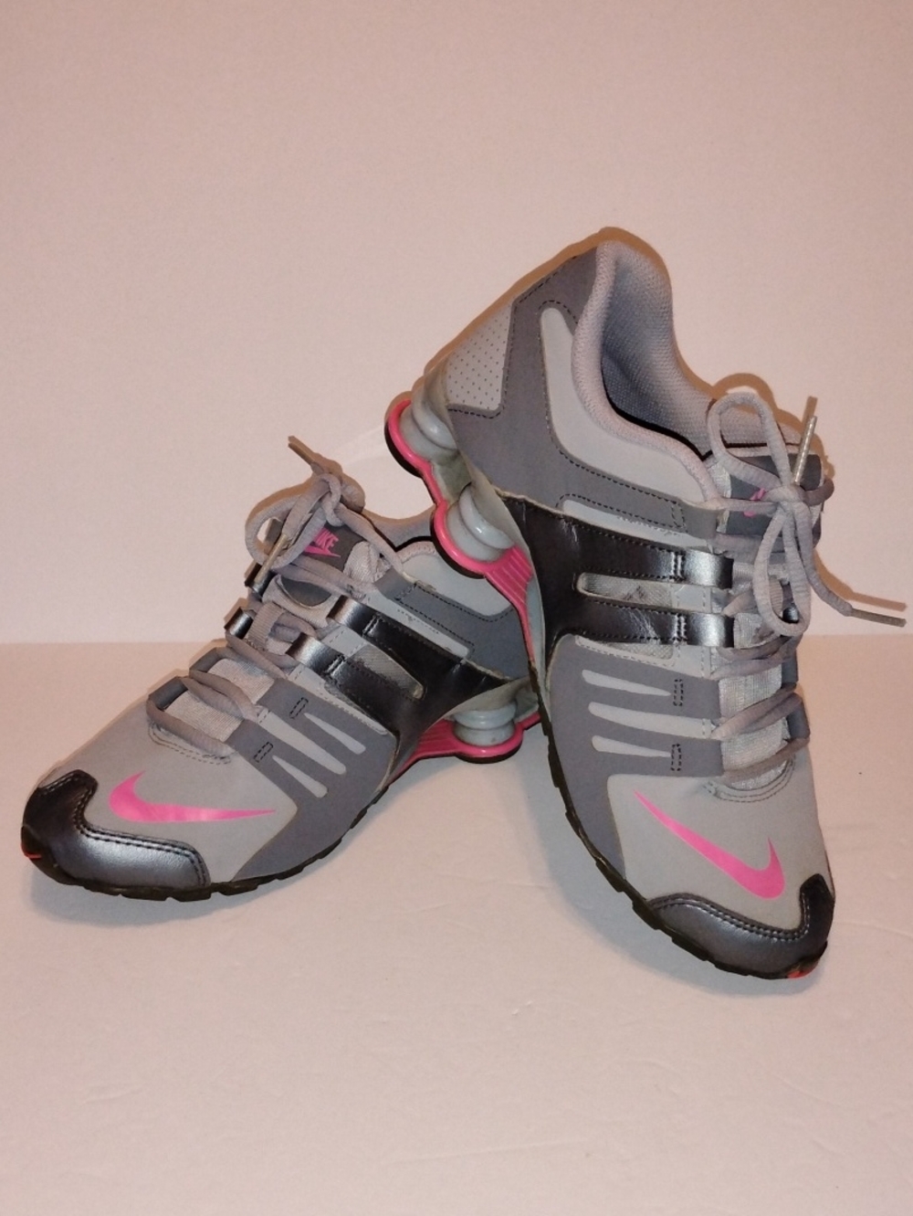 Z-040 Nike Women’s Gray Sneakers with Pink Accents